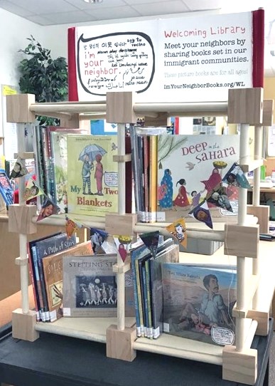 The portable bookcase of the Welcoming Library